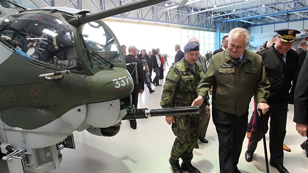 Prezident Milo Zeman na nvtv vrtulnkov zkladny v Nmti nad Oslavou