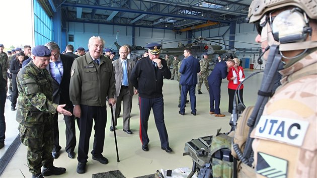 Prezident Milo Zeman na nvtv vrtulnkov zkladny v Nmti nad Oslavou