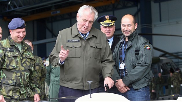 Prezident Milo Zeman na nvtv vrtulnkov zkladny v Nmti nad Oslavou