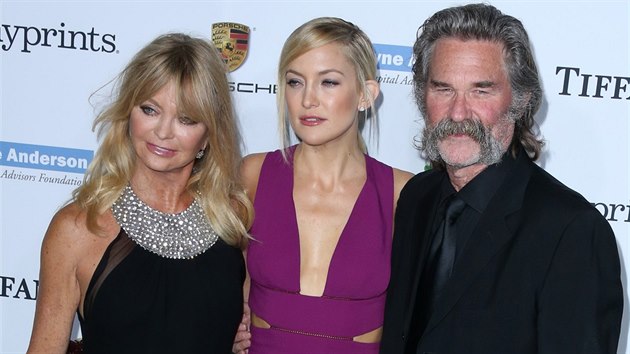 Goldie Hawnov jej dcera Kate Hudsonov a Kurt Russell (2014)