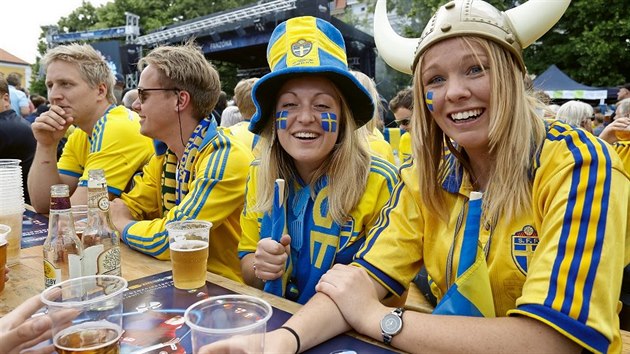 Fanouci vdska obsadili fanznu na Masarykov nmst v Uherskm Hraditi. Pili pivo a uvali si koncert skupiny ABBA revival.