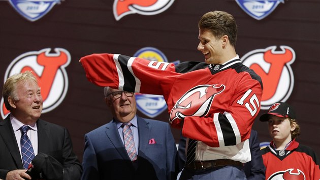 Pavel Zacha oblk dres New Jersey, kter si eskho hokejistu vybralo v draftu NHL jako slo est.