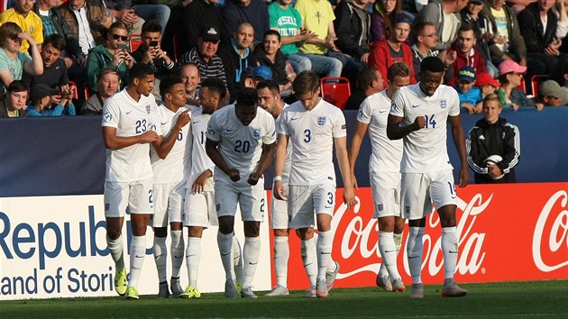 Anglití fotbalisté se radují ze vsteleného gólu.