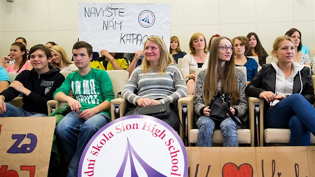 Studenti pili na zastupitelstvo kraje podpoit snahu hradeck soukrom koly Sion High School navit kapacitu student (22.6.2015).