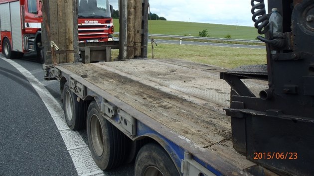 Na sjezdu z dlnice D5 u Plzn spadl z podvalnku kamionu vlcovac vz. (23. ervna 2015)