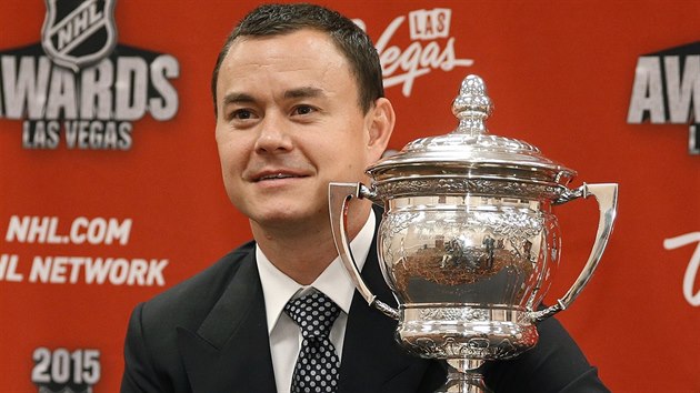 Ji Hudler s Lady Byng Memorial Trophy pro hokejovho gentlemana.