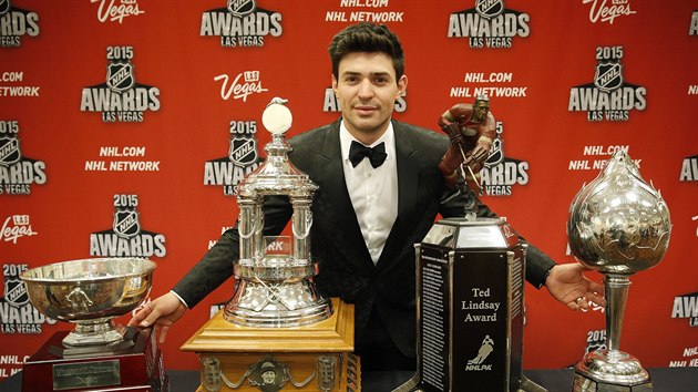Montrealsk brank Carey Price se vemi zskanmi trofejemi.