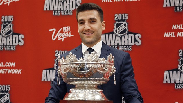 Patrice Bergeron z Bostonu s Frank J. Selke Trophy pro nejlpe brncho tonka NHL.