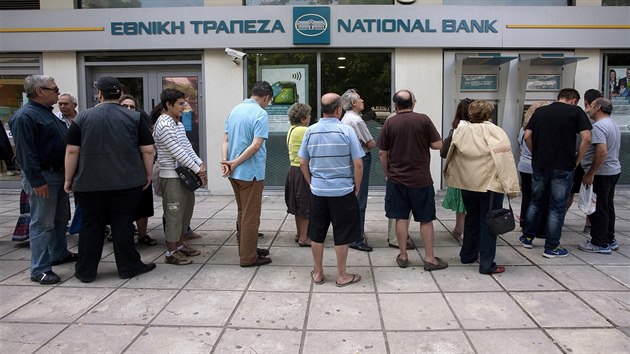Lid vybraj spory po celm ecku, fronty jsou tak ped bankomaty v Soluni (27. ervna 2015).