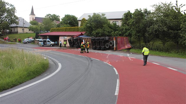 Havarovan zahranin kamion v levotoiv zatce v obci Vrchy na Novojinsku.