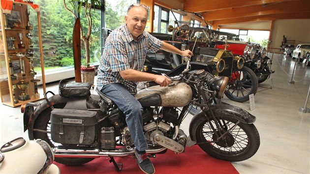 Majitel nedvno otevenho muzea Jaroslav er na motocyklu Brough Superior SS 80.