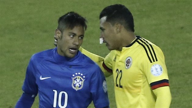 Brazilský útoník Neymar (v modrém) se pe s Jeisonem Murillem z Kolumbie.
