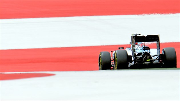 Valtteri Bottas z Williamsu bhem kvalifikace na Velkou cenu Rakouska.