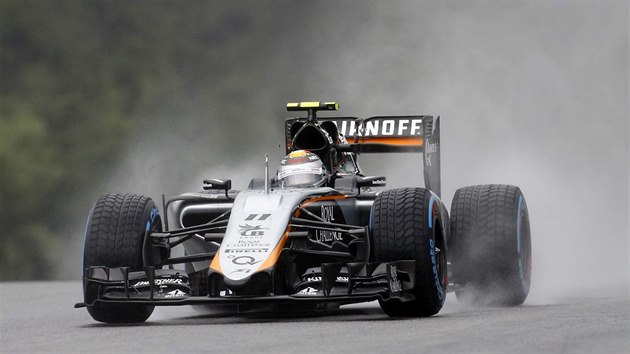 Sergio Perez z Force India bhem kvalifikace na Velkou cenu Rakouska