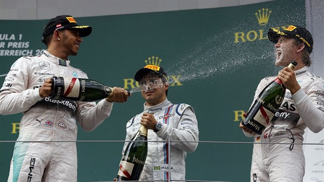 Lewis Hamilton m proud ampaskho na Nika Rosberga, svho pemoitele ve Velk cen Rakouska.