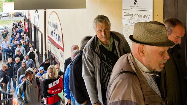 Fronta na odboru dopravy Magistrtu msta Hradce Krlov.