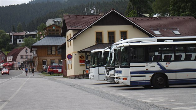 Souasn autobusov ndra v Peci pod Snkou.