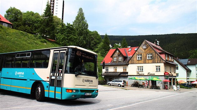 Souasn autobusov ndra v Peci pod Snkou.