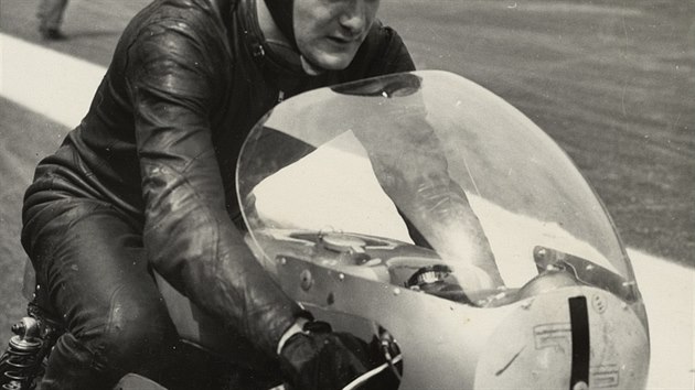 Britsk zvodnk Mike Hailwood.