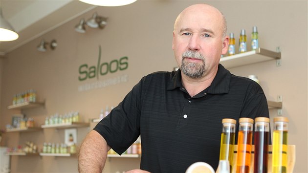 Firma Saloos vyrb certifikovanou prodn kosmetiku. Na trh vstoupila v roce 1993 s istmi esencilnmi oleji pro aromaterapii, pozdji sv portfolio rozila.