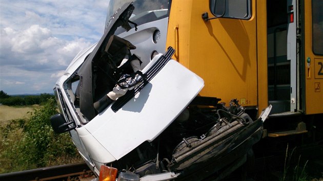 Ve Strnici smetl osobn vlak na pejezdu auto (24. 6. 2015).