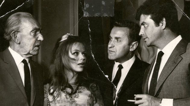 V roce 1964 se ve Varech seli (zprava) herec Pierre Brice, tehdej editel festivalu Ladislav Kachtk s manelkou Olgou a reisr Martin Fri.