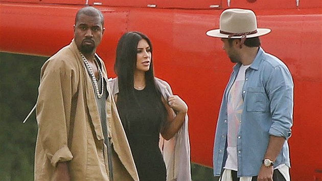 Kanye West se svou manelkou Kim Kardashianovou piletl na Glastonbury vrtulnkem (27. ervna 2015).