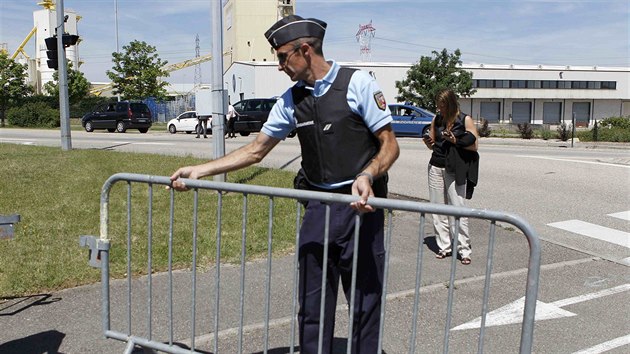 Francouzsk policie uzavela silnice u tovrny v Saint-Quentin-Fallavier, na ni zatoili terorist (26. ervna 2015).