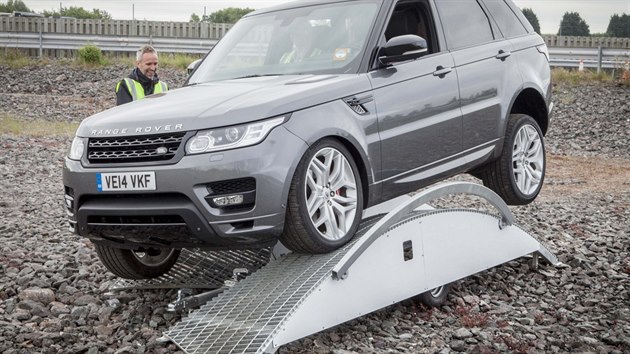 Prototyp SUV Range Rover Sport ovldan mobilnm telefonem