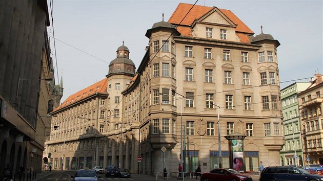 Bval sdlo banky IPB v centru Prahy na Senovnm nmst koupila v ervnu 2014 od J&T rusk skupina UralNft-GazStroj. Nkdej palc Pojiovacho spolku prmyslu cukrovarnickho chtj pestavit na luxusn hotel. Zatm se nic nedje.