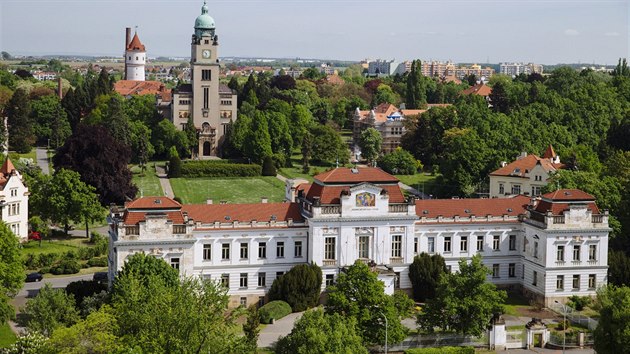 Psychiatrick nemocnice Bohnice. Kostel sv. Vclava od Vclava Rotlapila z roku 1914 je skvostem secesn architektury. Stinn arel je rj pro inlinisty, bce a maminky s korky.