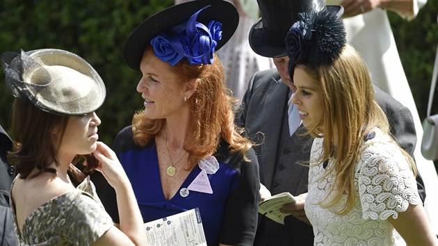 Vvodkyn z Yorku Sarah Fergusonov a jej dcery princezna Eugenie a princezna Beatrice (Ascot, 19. ervna 2015)