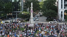 Demonstrace za odstranní konfederaní vlajky v hlavním mst Jiní Karolíny...
