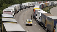 Kolony kamion míících z Anglie pes La Manche (23. ervna 2015)