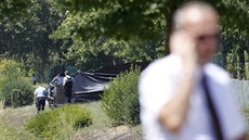 Francouzská policie na míst útoku na továrnu ve mst Saint-Quentin-Fallavier...