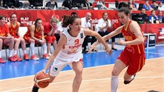 Španělská basketbalistka Laia Palauová (vlevo) v utkání s Černou Horou. Španělská basketbalistka Laia Palauová (vlevo) v utkání s Černou Horou.