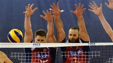 Smečuje Korejec Kwak Seung-Suk, blokují čeští volejbalisté Jan Štokr, Aleš... Smečuje Korejec Kwak Seung-Suk, blokují čeští volejbalisté Jan Štokr, Aleš...