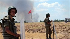 Turetí vojáci steí hranice se Sýrií, v pozadí je vidt kou z Kobani (26....