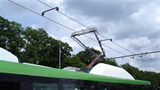 Elektrobus SOR EBN 11 pod nabíjecí trolejí v zastávce elivského (25.6.2015)