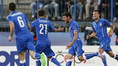 HURÁ! Italtí fotbalisté se radují z gólu Benassiho, který proti Anglii...