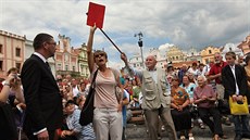 Žena s červenou kartou v ruce a hlasitým projev nespokojenosti s prezidentem... Žena s červenou kartou v ruce a hlasitým projev nespokojenosti s prezidentem...