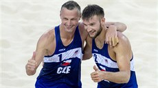 Plážoví volejbalisté Přemysl Kubala (vlevo) a Jan Hadrava oslavují postup do... Plážoví volejbalisté Přemysl Kubala (vlevo) a Jan Hadrava oslavují postup do...