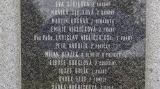 Jména obtí na pomníku.
