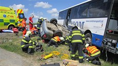 Při nehodě u Vendolí na Svitavsku byla přední část auta srolovaná pod autobusem. Při nehodě u Vendolí na Svitavsku byla přední část auta srolovaná pod autobusem.
