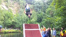 Neváhej a skoč! V zatopeném lomu skákali na kolech Neváhej a skoč! V zatopeném lomu skákali na kolech