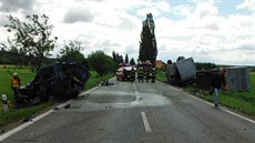 Po stetu náklaáku s mikrobusem se zranilo 9 lidí (23. 6. 2015).