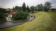 Lokalitu Žabník v Ostravě-Koblově chrání pětimetrová protipovodňová hráz. Lokalitu Žabník v Ostravě-Koblově chrání pětimetrová protipovodňová hráz.