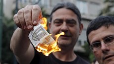 Demonstranti v Athénách pálí euro (28. ervna 2015).