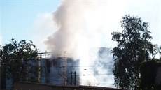 Hoící areál chemického provozu Setuza v Ústí nad Labem.