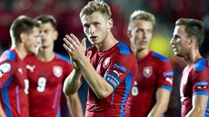 JE KONEC Kapitán Jakub Brabec po zápase s Německem děkuje fanouškům, za ním... JE KONEC Kapitán Jakub Brabec po zápase s Německem děkuje fanouškům, za ním...